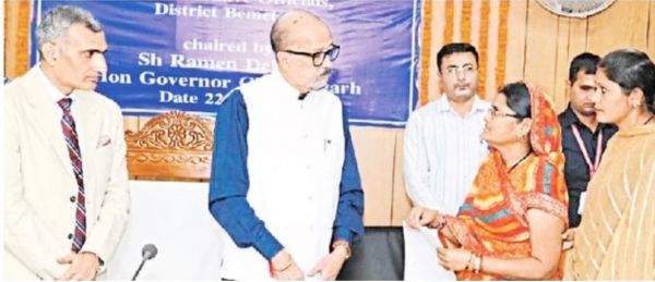 राज्यपाल ने हितग्राहियों को दिए ट्राइसिकल, इलाज  कराने बांटे चेक, कलेक्टोरेट में रोपा रूद्राक्ष का पौधा