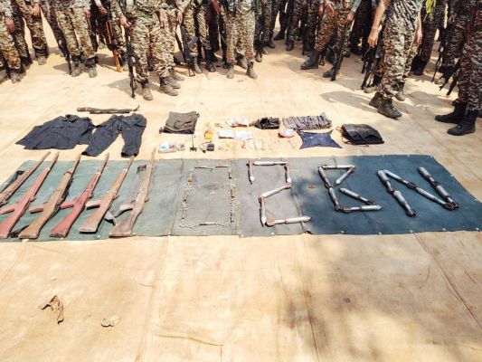  नक्सल ठिकानों से हथियार और विस्फोटक बरामद