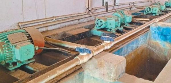 फिल्टर प्लांट का रॉ वाटर यूनिट और वॉल्व खराब, हजारों लीटर पानी बह रहा