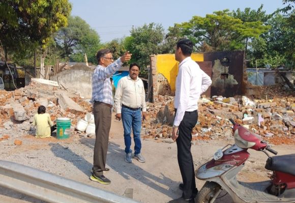 अटल परिसर निर्माण कार्य स्थल का आयुक्त ने किया अफसरों के साथ निरीक्षण