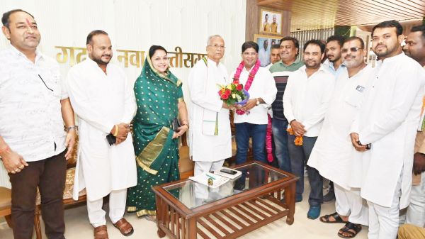 नवनियुक्त कांग्रेस जिलाध्यक्ष राकेश ठाकुर ने पूर्व गृहमंत्री ताम्रध्वज से की मुलाकात