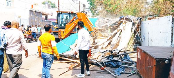 सडक़ पर काबिज 3 दर्जन अतिक्रमण हटाए