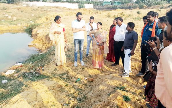 ठगड़ा बांध का पानी बाहर खाली करवाने की शिकायत पर स्थल निरीक्षण करने पहुंची महापौर