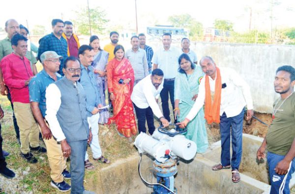 महापौर ने नव निर्मित पानी टंकी से पेयजल सप्लाई चालू किया