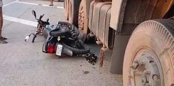  ट्रक के नीचे कुचलकर बाइक सवार की मौत, महिला घायल