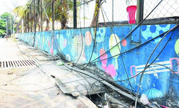 स्मार्ट सिटी और तारों का जंजाल ...