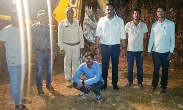 वन विभाग की जमीन पर अवैध कब्जा की कोशिश, जेसीबी जब्त