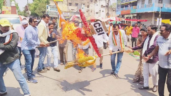 छापे के विरोध में कांग्रेस ने फूंका सीबीआई का पुतला