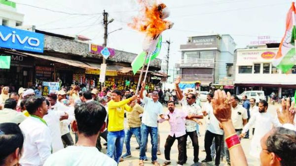 सीबीआई छापे के खिलाफ कांग्रेस का प्रदर्शन, पुतला दहन