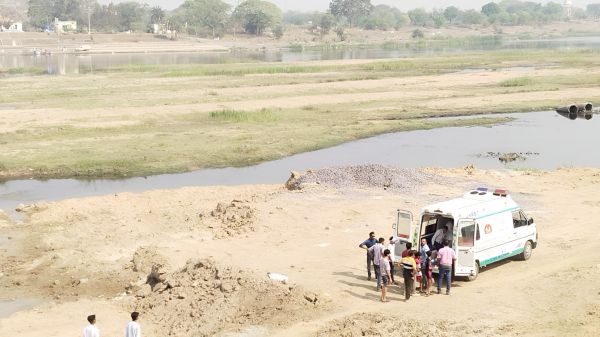 तैरना नहीं आता था, फिर भी डूबते पिता को बचाया