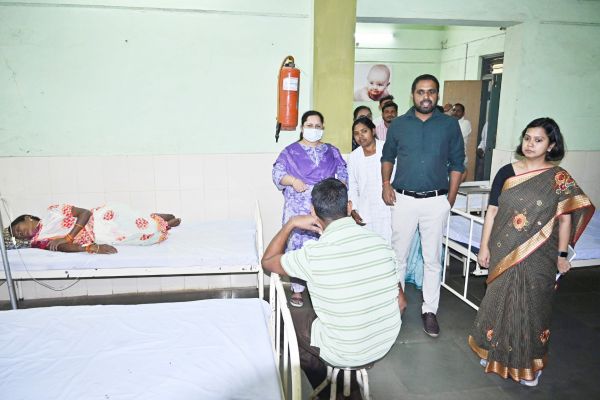 गुजरा पीएचसी पहुंचे कलेक्टर, मरीजों से लिया फीडबैक