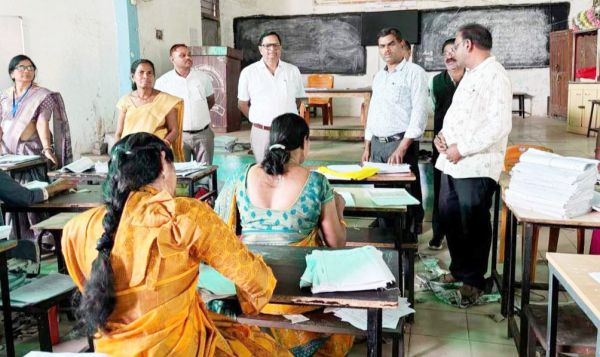 डीईओ ने किया मूल्यांकन केन्द्र का निरीक्षण 