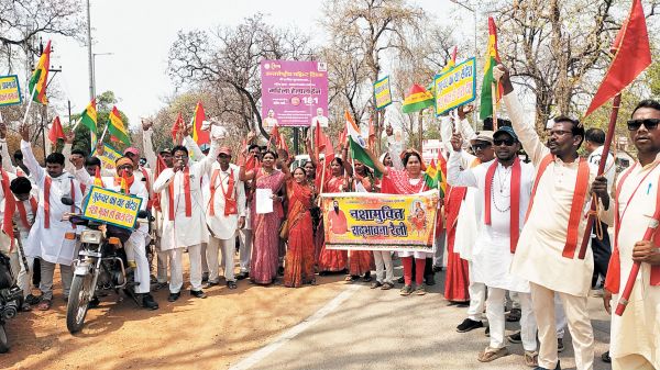 नई शराब दुकान खोलने के विरोध में प्रदर्शन