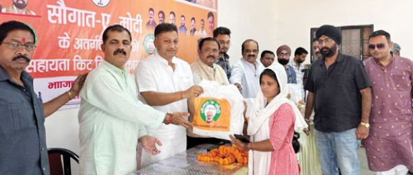 भाजपा अल्पसंख्यक मोर्चा सरगुजा ने सौगात-ए-मोदी किट का किया वितरण