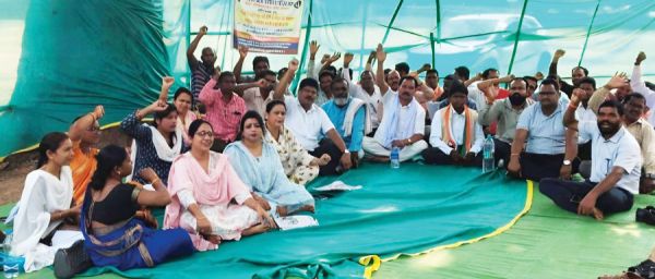 पंचायत सचिव संघ के धरना स्थल पर पहुंच कांग्रेस ने किया आंदोलन का समर्थन