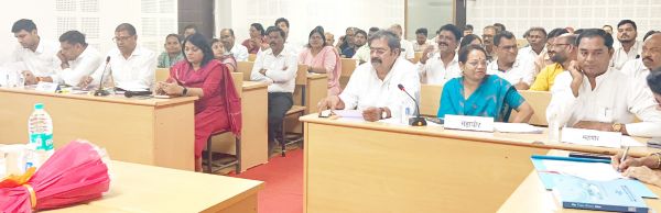 महापौर, आयुक्त व सभापति  से जल समस्या पर चर्चा 