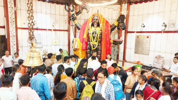 नवरात्र के पहले दिन मंदिरों में भक्तों की भीड़
