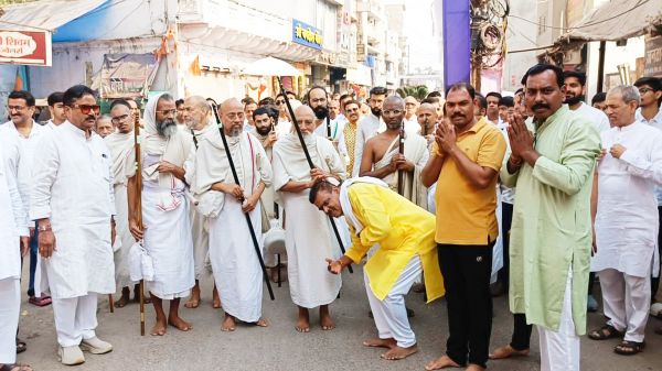 संतों के नगर प्रवेश पर आस्था का  उमड़ा सैलाब, जगह-जगह स्वागत