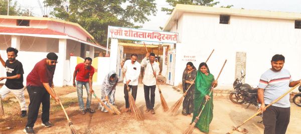 शीतला मंदिर परिसर में चलाया स्वच्छता अभियान