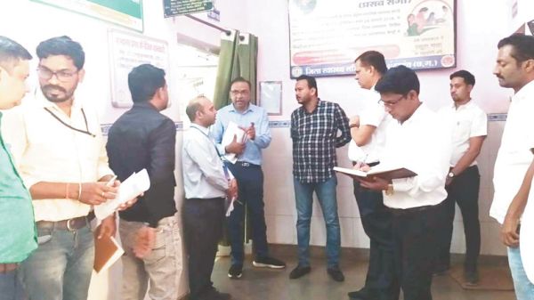 संभागायुक्त ने पीएचसी जालबांधा का किया निरीक्षण