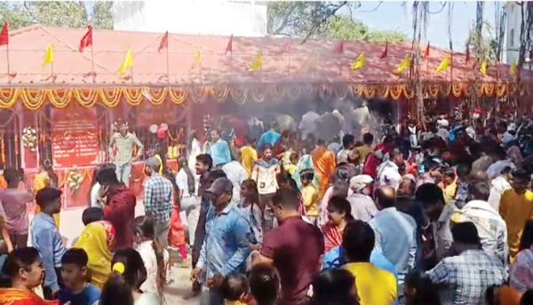 चैत्र नवरात्र के पहले दिन देवी मंदिरों में भक्तों की उमड़ी भीड़, आस्था के दीप प्रज्वलित