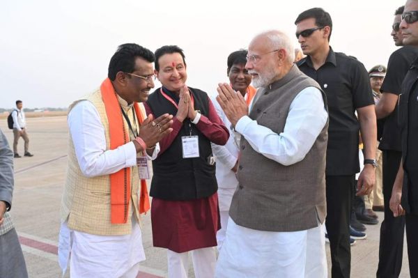 पीएम का माना एयरपोर्ट  पर राजिम विधायक  ने किया स्वागत