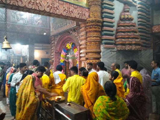 चैत्र नवरात्र के पहले दिन देवी मंदिरों में उमड़े भक्त