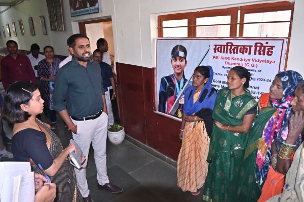कलेक्टर पहुंचे केन्द्रीय विद्यालय, व्यवस्थाओं का किया निरीक्षण