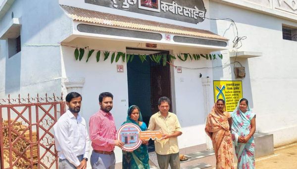 पूजा-अर्चना कर हितग्राहियों  ने घर में रखा कदम