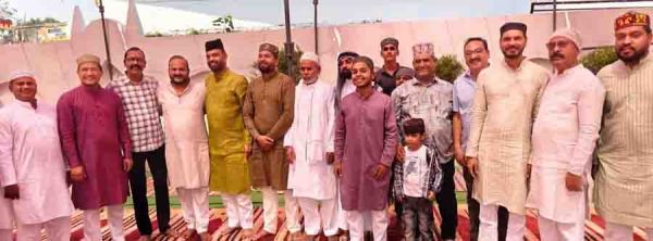 हिन्दू भाईयों ने मुस्लिमों को गले लगा कर दी ईद की मुबारकबाद