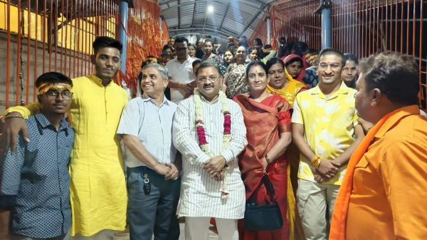 सांसद संतोष पांडे ने मां बम्लेश्वरी के दर्शन कर पूजा-अर्चना की