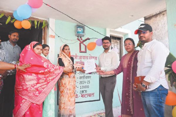   महागृहप्रवेश उत्सव: कलेक्टर ने हितग्राहियों को सौंपी पीएम आवास की चाबी