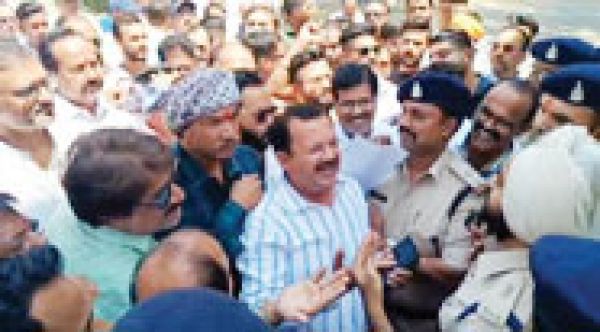 हिन्दू संगठन ने एसपी कार्यकाल के सामने किया विरोध प्रदर्शन, 24 घंटे के अंदर गिरफ्तारी की मांग