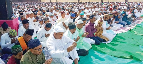 धूमधाम से मनी ईद, नमाज के बाद गले मिलकर दी मुबारकबाद
