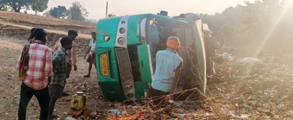 बस पलटी, आधा दर्जन घायल ड्राइवर-खलासी फरार