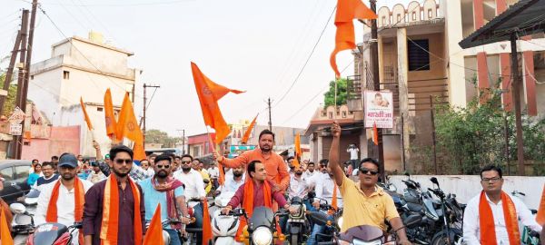 मंदिरों में श्रीफल अर्पित कर दी शुभकामना, बाइक रैली