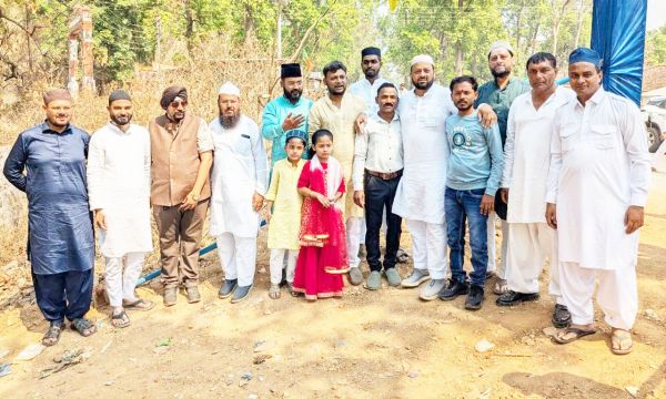धूमधाम से मनी ईद, गले मिलकर दी मुबारकबाद
