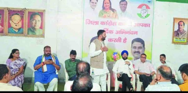 चंद्रदेव राय व अमरजीत चावला ने रायगढ़ निगम में नेता प्रतिपक्ष के लिए कांग्रेस नेताओं से की रायशुमारी