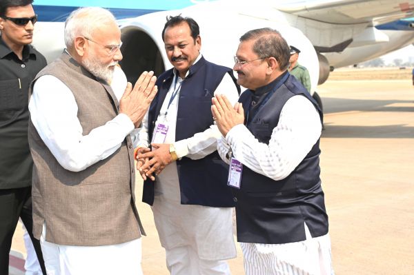 पीएम मोदी का सांसद ने किया स्वागत