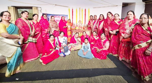 सुहागिन महिलाओं ने पति की दीर्घायु के लिए रखा व्रत, निकाली शोभायात्रा 