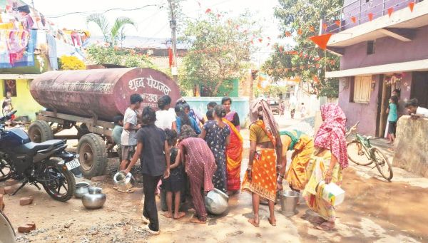 विजय वार्ड में पेयजल की किल्लत, टैंकर से जलापूर्ति