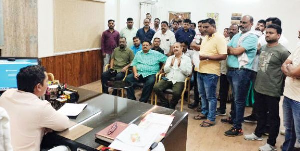 बदहाल कानून-व्यवस्था को व्यवस्थित करने कांग्रेसियों ने एसपी से की मुलाकात