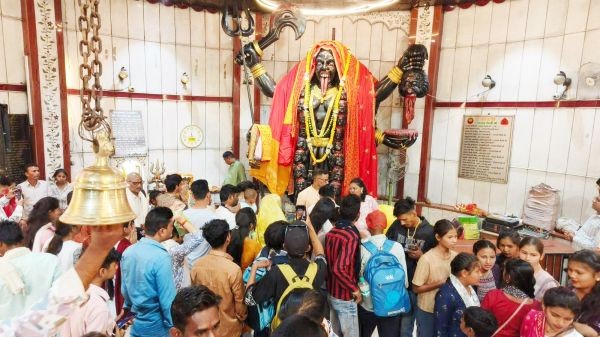 पंचमी पर विशेष श्रृंगार के साथ पूजा-अर्चना