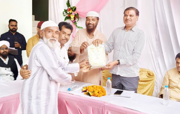 ईद मिलन समारोह में जनप्रतिनिधियों का सम्मान