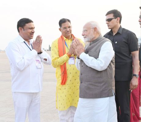प्रधानमंत्री का विमानतल पर स्वागत