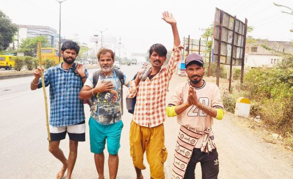सडक़ों पर दिखने लगा पदयात्रियों का रेला जयकारे लगाते आगे बढ़ रहे श्रद्धालु