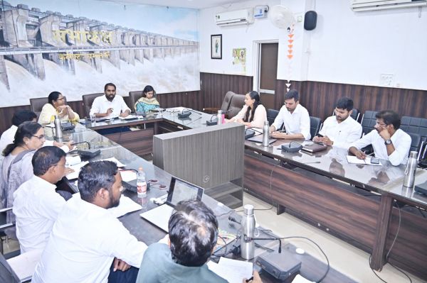 नगरी जनपद सीईओ को कलेक्टर ने थमाया नोटिस