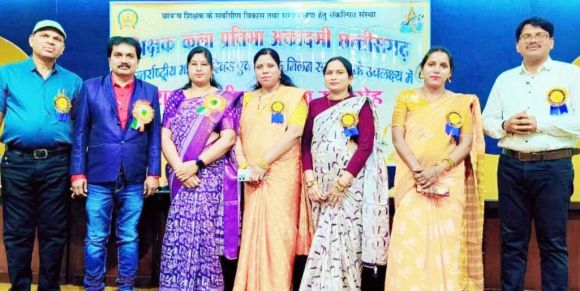 पांच शिक्षक-शिक्षिकाओं को मिला  उत्कृष्ट शिक्षक का सम्मान