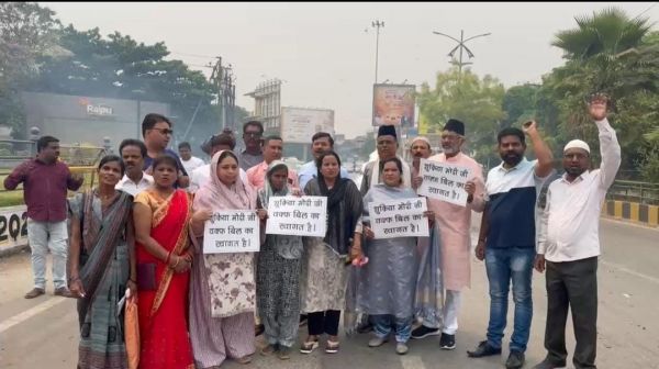 वक्फ बिल के समर्थन में आतिशबाजी नारे भी 