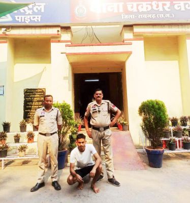 तालाब में कुत्ते को नहलाने पर विवाद  